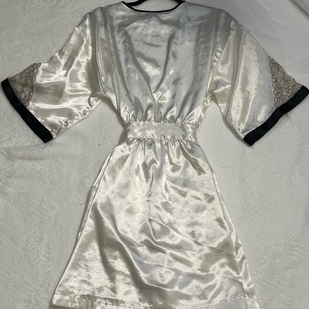 White Satin Robe - Picture 4 of 7